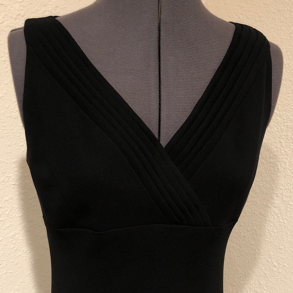 Jones Wear Black V-Neck Pleated Detail Dress